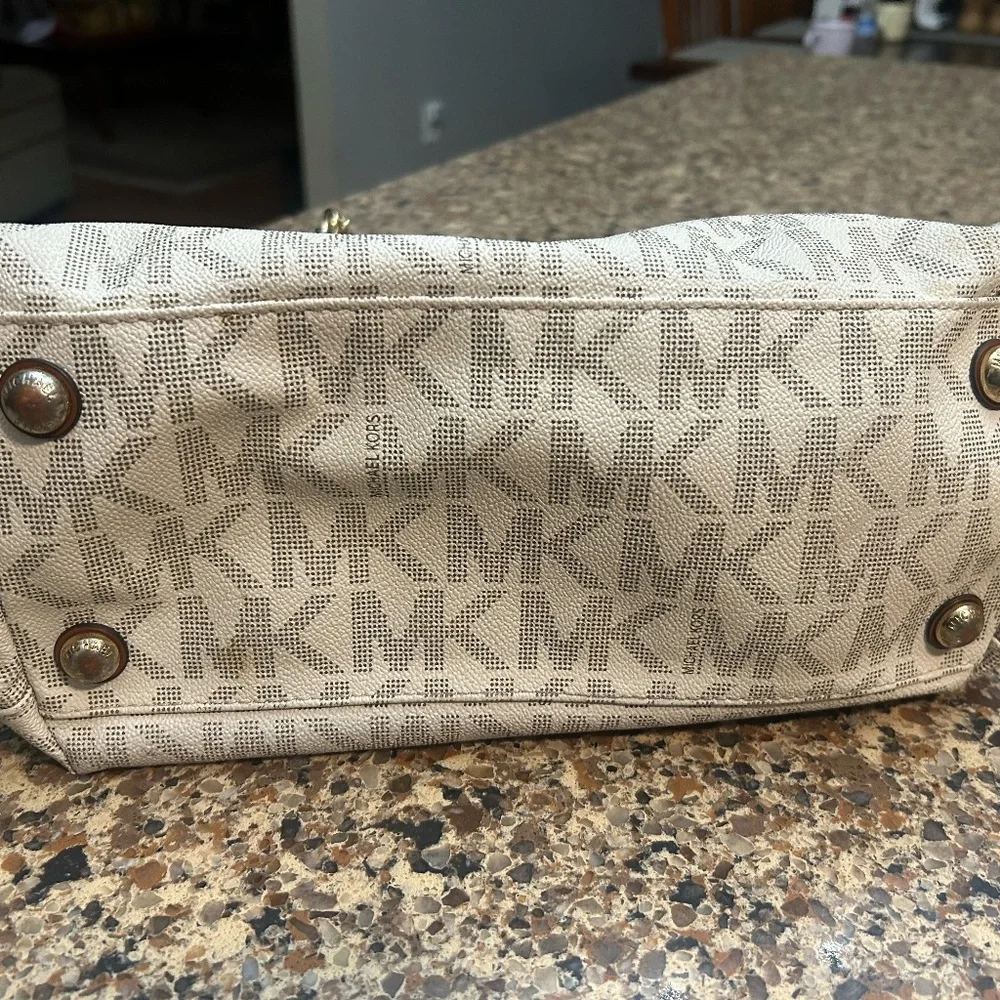 Micheal Kors Monogram Tote Handbag - Picture 4 of 8